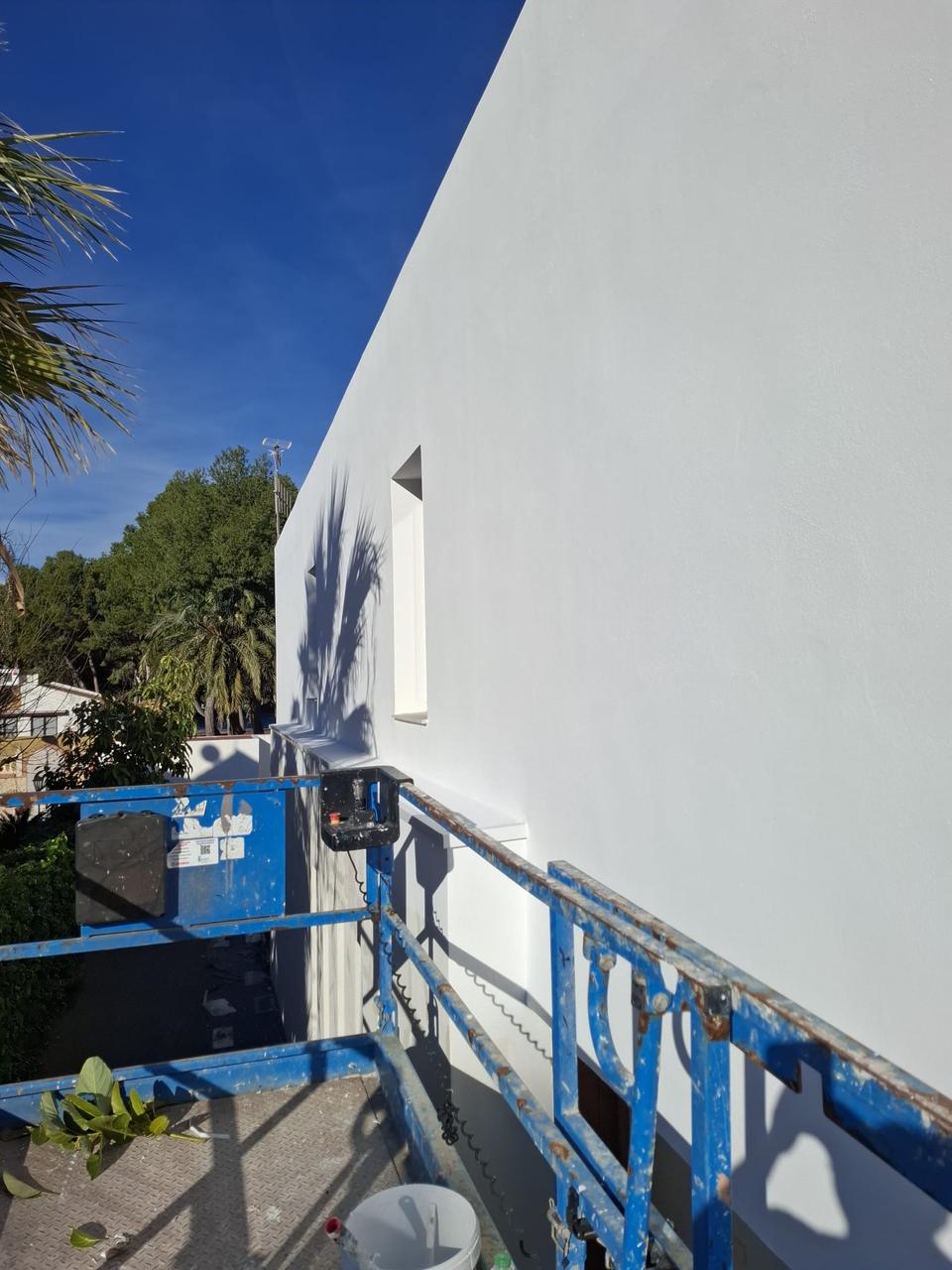 Pintura de pared exterior con plataforma elevadora