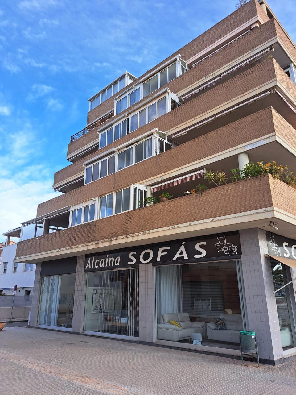 Fachada de edificio residencial rehabilitada por ESFER