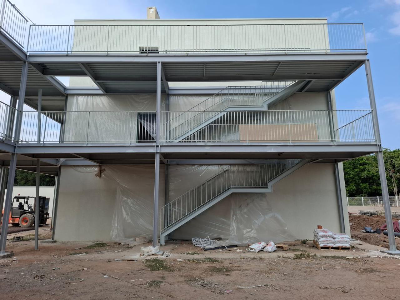 Estructura metálica con pasarelas pintada por ESFER